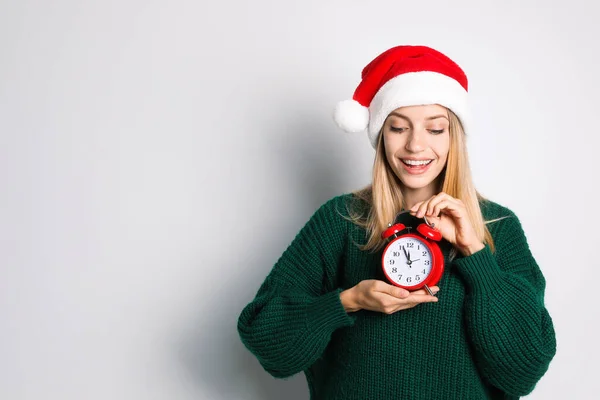 Chapeau Femme Père Noël Avec Réveil Sur Fond Blanc Espace — Photo