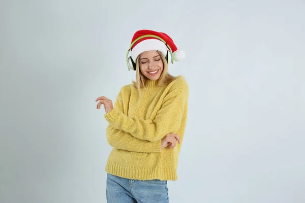 Femme Heureuse Avec Écouteurs Sur Fond Gris Clair Musique Noël — Photo