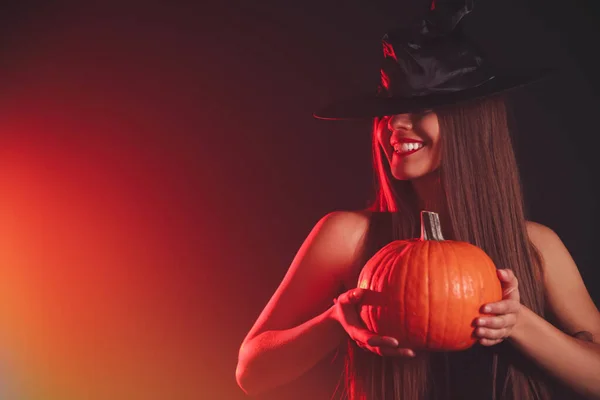 Fiatal Boszorkányjelmezt Visel Tök Sötét Háttérrel Hely Sms Nek Halloween — Stock Fotó