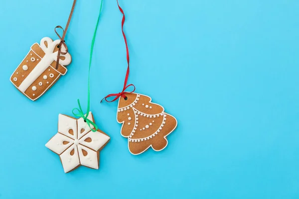 Diferentes Deliciosas Galletas Navidad Sobre Fondo Azul Claro Planas Espacio —  Fotos de Stock