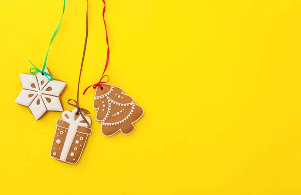 Diferentes Deliciosas Galletas Navidad Sobre Fondo Amarillo Planas Espacio Para —  Fotos de Stock