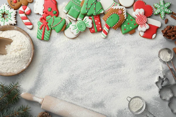 美味的自制圣诞饼干和面粉放在灰色的桌子上 平铺在地上 案文的篇幅 — 图库照片
