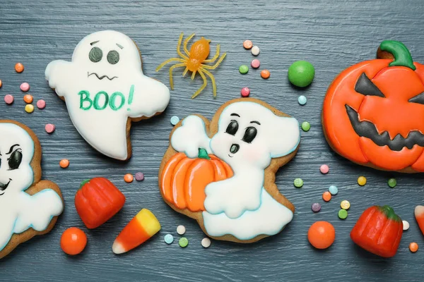 Leckere Plätzchen Und Süßigkeiten Für Die Halloween Party Auf Blauem — Stockfoto