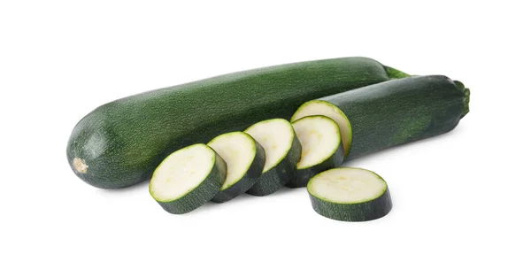 Tagliate Intere Zucchine Mature Verdi Isolate Bianco — Foto Stock