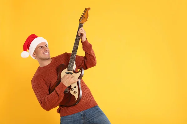 Chapeau Homme Père Noël Jouant Guitare Électrique Sur Fond Jaune — Photo