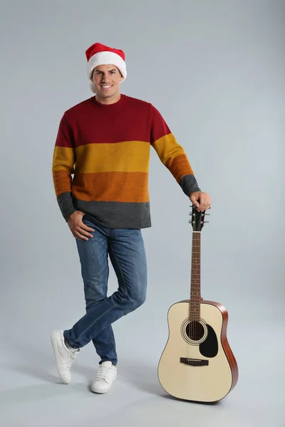 Man Santa Hat Акустичною Гітарою Світло Сірому Фоні Різдвяна Музика — стокове фото