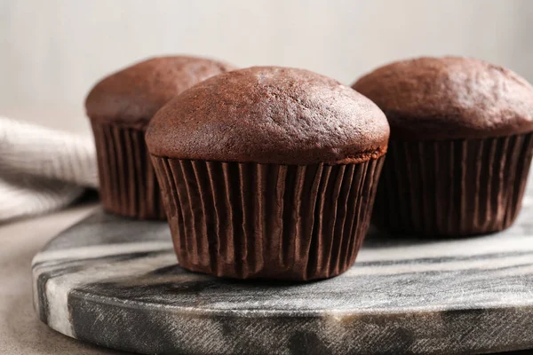 Köstliche Frische Schokoladen Cupcakes Auf Grauem Marmorbrett Nahaufnahme — Stockfoto