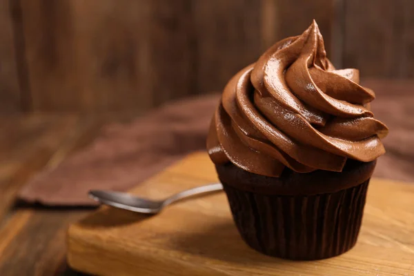 Finom Csokoládé Cupcake Krém Asztalon Közelkép — Stock Fotó