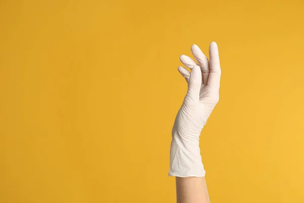 Γιατρός Ιατρικά Γάντια Κίτρινο Φόντο Κοντινό Πλάνο Χώρος Για Κείμενο — Φωτογραφία Αρχείου