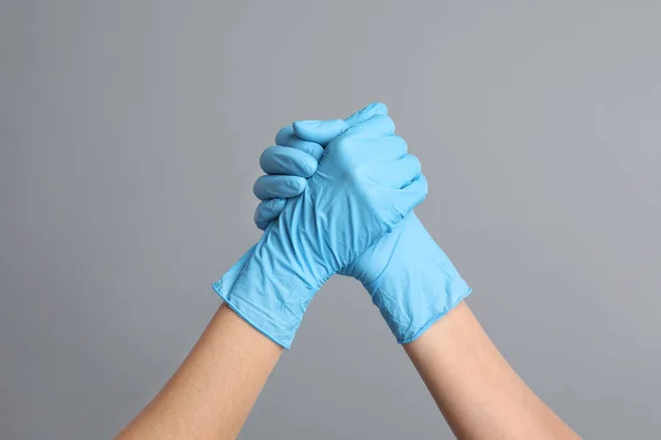 Γιατροί Ιατρικά Γάντια Σφίγγουν Χέρι Γκρι Φόντο Κοντινό Πλάνο — Φωτογραφία Αρχείου