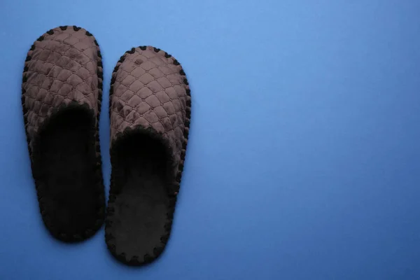 Par Zapatillas Suaves Sobre Fondo Azul Planas Espacio Para Texto —  Fotos de Stock