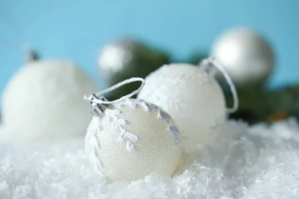 光の青の背景に雪の上の美しいクリスマスボール — ストック写真