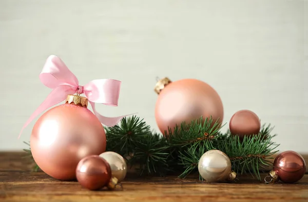 Hermosas Bolas Navidad Sobre Mesa Madera Contra Fondo Claro — Foto de Stock