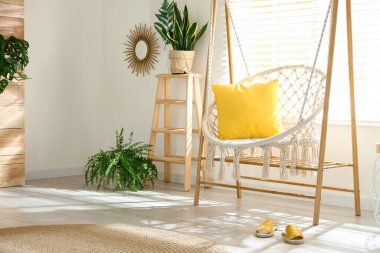 Şık bir odada rahat bir hamak sandalyesi. İç mimari