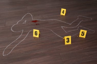 Tebeşirle çizilmiş insan vücudu, kan, mermi kovanları ve ahşap zeminde kanıt işaretleri olan suç mahalli. Dedektif soruşturması