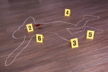 Tebeşirle çizilmiş insan vücudu, kan, mermi kovanları ve ahşap zeminde kanıt işaretleri olan suç mahalli. Dedektif soruşturması