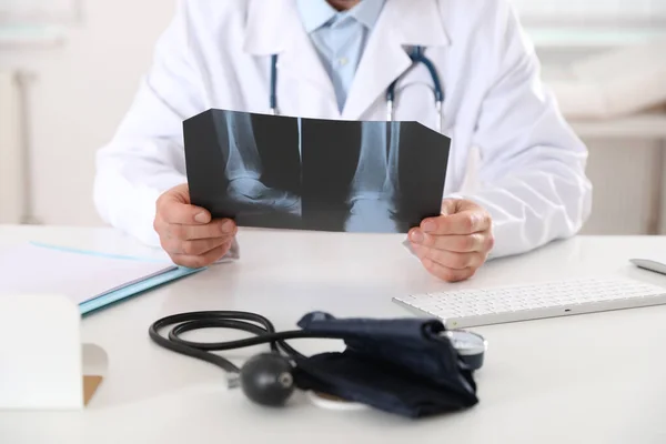 Orthopeed Die Röntgenfoto Onderzoekt Aan Het Bureau Close — Stockfoto