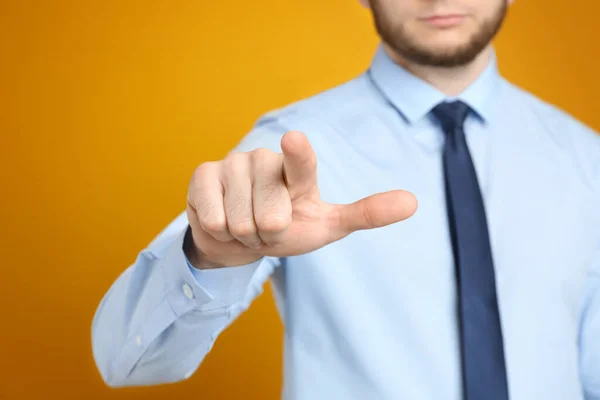 Empresario Tocando Algo Contra Fondo Naranja Enfoque Mano — Foto de Stock