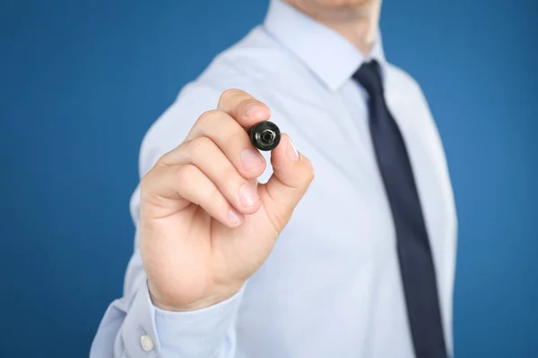 Affärsman Med Markör Mot Blå Bakgrund Fokus Hand — Stockfoto