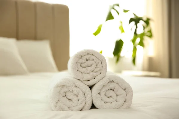 Clean White Towels Bed Home — Stock Photo, Image