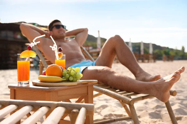 Hombre Feliz Descansando Playa Soleada Complejo Centran Mesa Con Bebidas — Foto de Stock