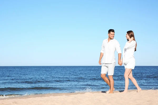 Casal Encantador Andando Praia Espaço Para Texto — Fotografia de Stock