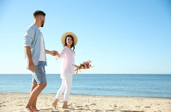 Glada Unga Par Promenader Stranden Nära Havet Bröllopsresa — Stockfoto