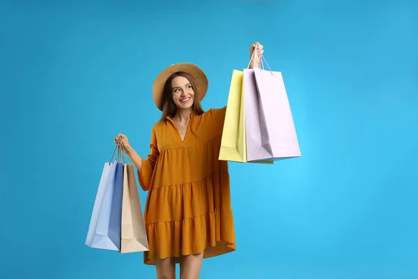 Belle Jeune Femme Avec Des Sacs Provisions Papier Sur Fond — Photo