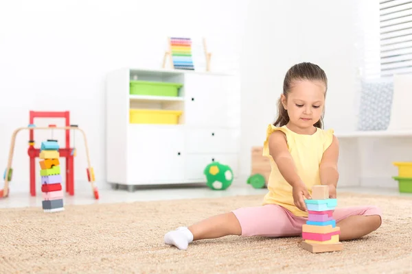 Sevimli Küçük Kız Evde Oyuncakla Oynuyor Mesaj Atmak Için Yer — Stok fotoğraf
