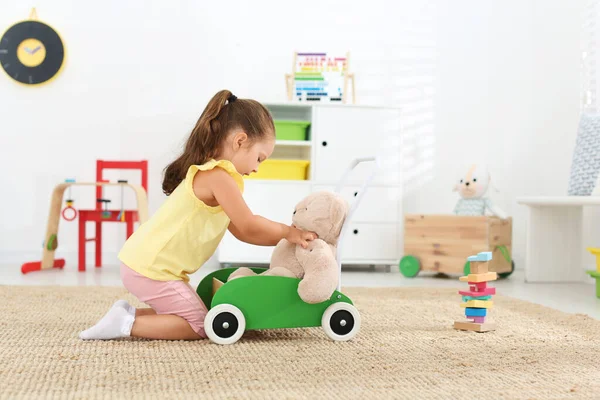 Nettes Kleines Mädchen Spielt Hause Mit Rollator Und Teddybär Auf — Stockfoto