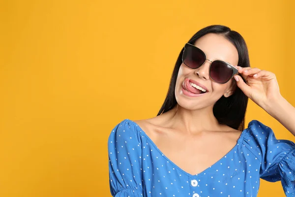 Mooie Vrouw Met Een Zonnebril Een Gele Achtergrond Ruimte Voor — Stockfoto