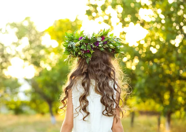 Niña Usando Guirnalda Hecha Hermosas Flores Aire Libre Día Soleado — Foto de Stock