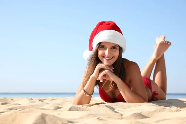 Junge Frau Mit Weihnachtsmütze Und Bikini Strand Platz Für Text — Stockfoto