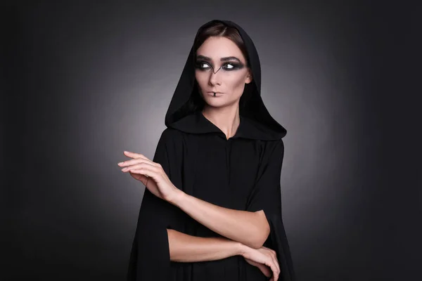黑黑的背景下披着头巾的神秘女巫 — 图库照片