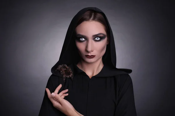 Mystérieuse Sorcière Avec Une Araignée Effrayante Sur Fond Sombre — Photo