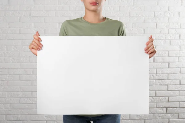 Mulher Segurando Cartaz Branco Perto Parede Tijolo Branco Close Mockup — Fotografia de Stock