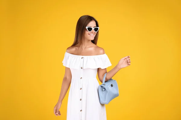 Mujer Joven Con Elegante Vestido Blanco Con Elegante Bolso Sobre — Foto de Stock