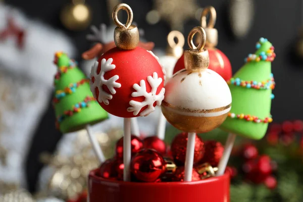 Köstliche Weihnachts Themen Cake Pops Auf Verschwommenem Hintergrund Nahaufnahme — Stockfoto