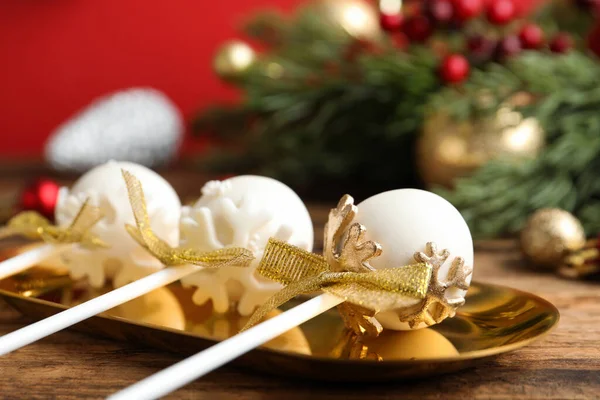 Delicioso Pastel Temático Navidad Aparece Plato Oro Primer Plano — Foto de Stock