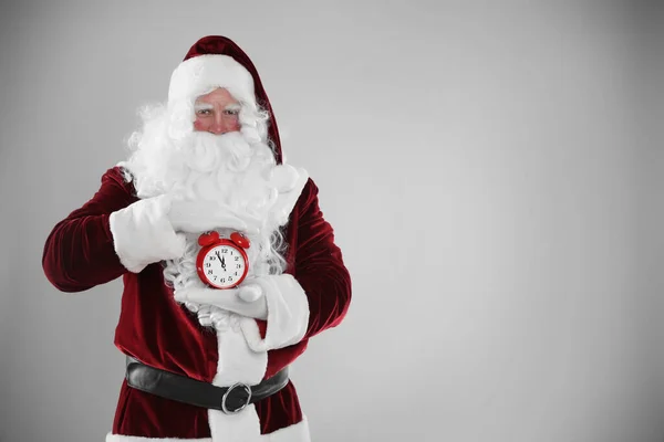 Santa Claus Sostiene Despertador Sobre Fondo Gris Claro Espacio Para — Foto de Stock
