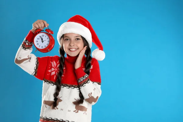 Flicka Santa Hatt Med Väckarklocka Ljusblå Bakgrund Utrymme För Text — Stockfoto