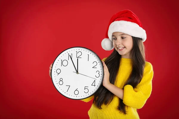 Menina Santa Chapéu Com Relógio Fundo Vermelho Contagem Regressiva Ano — Fotografia de Stock