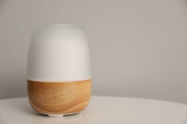 Beyaz masa içerisindeki modern aroma lambası. Metin için boşluk