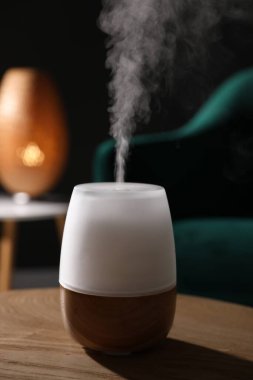 Ahşap masa üzerinde modern aroma lambası.