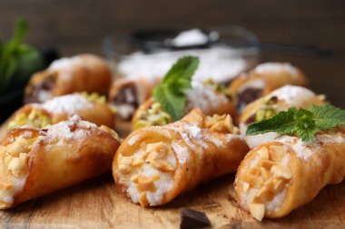 Peynirli, fındıklı, pudra şekerli ve naneli nefis cannoli.