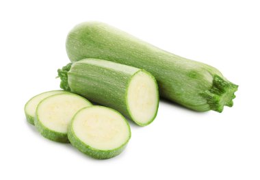 Taze taze ve kesilmiş kabaklar beyaza izole edilmiş.