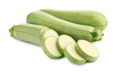 Taze taze ve kesilmiş kabaklar beyaza izole edilmiş.