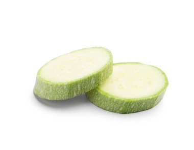 Beyaz üzerine izole edilmiş taze kabak dilimleri.