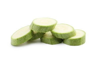 Beyaz üzerine izole edilmiş taze kabak dilimleri.