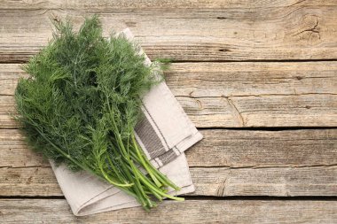 Ahşap masanın üstünde taze dereotları var. Metin için boşluk